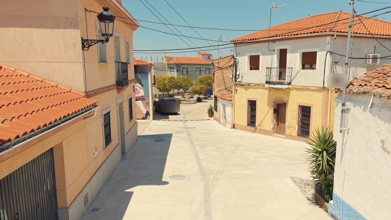 La misma calle con la pavimentación terminada