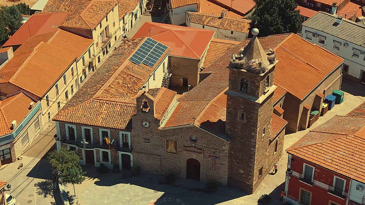 Plaza de un pueblo de Extremadura vista desde el dron, de día